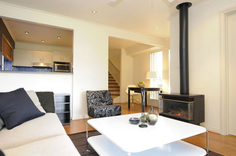 Feathers Serviced Townhouse - Gold Coast 4U 1
