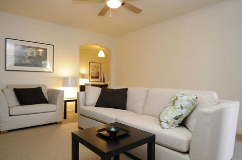 Feathers Serviced Townhouse - Gold Coast 4U 3