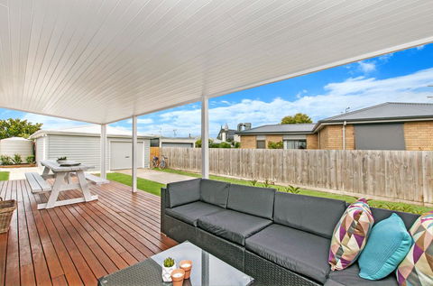 Fielding's Lair - The Ultimate Family Retreat - House & Bungalow - Gold Coast 4U 3