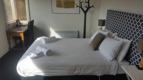 Fish Creek Hotel - Gold Coast 4U 2