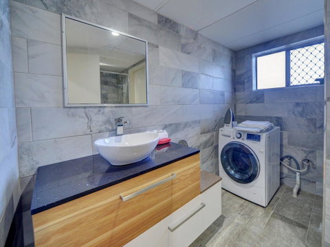 GCHM Beachside Getaway With Netflix & Wi-Fi - Accommodation Gold Coast 3