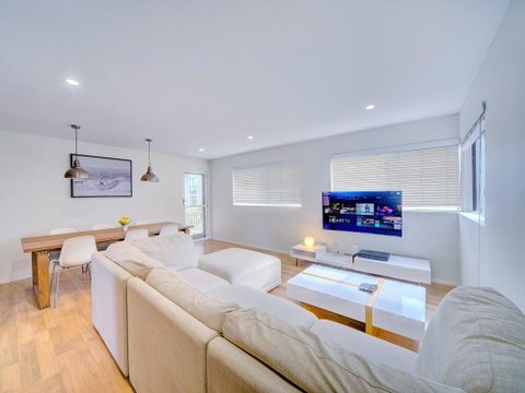 GCHM Beachside Getaway With Netflix & Wi-Fi - Accommodation Gold Coast 0