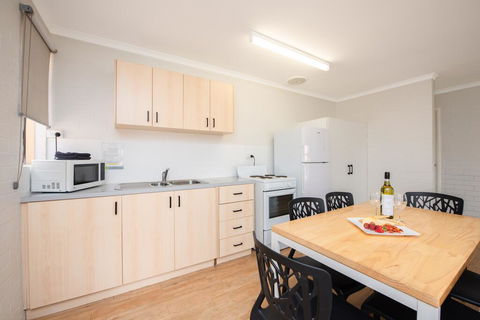 Geraldton's Ocean West Holiday Units & Short Stay Accommodation - Gold Coast 4U 1