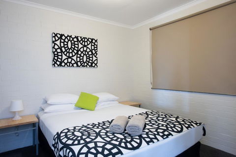 Geraldton's Ocean West Holiday Units & Short Stay Accommodation - Gold Coast 4U 0