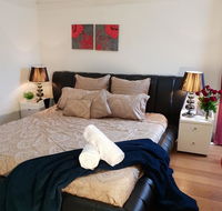 GIRLS ONLY. Large bedroom with KING bed close to everything - Accommodation Gold Coast