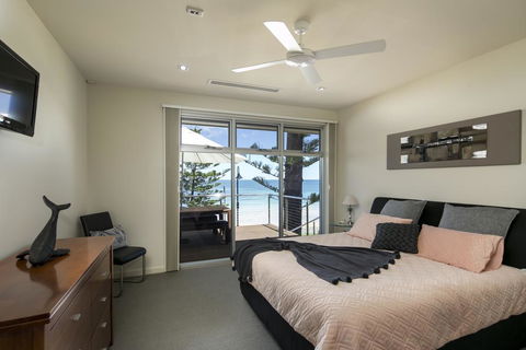 Glenelg Absolute Beachfront - One Of Only Two Homes - Accommodation Gold Coast 3