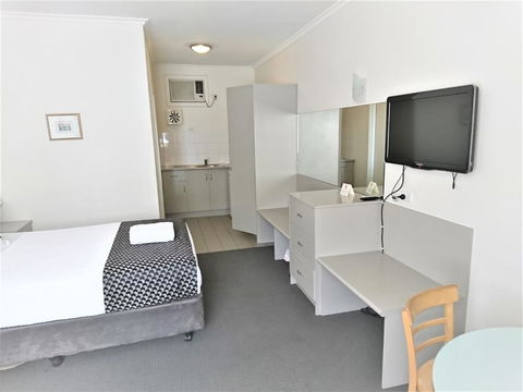Glenelg Beach Gateway On Moseley - Accommodation Gold Coast 3