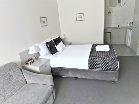 Glenelg Beach Gateway On Moseley - Accommodation Gold Coast 1