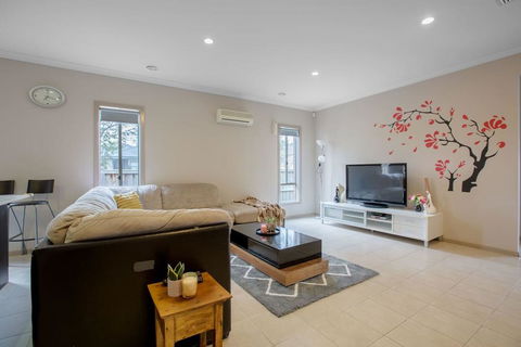Gorgeous 4BR Home In Point Cook - Gold Coast 4U 0
