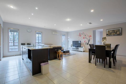 Gorgeous 4BR Home In Point Cook - Gold Coast 4U 3