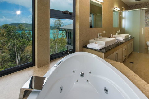 GRAND LUXURY MANSION WITH POOL, 2 BUGGIES AND FABULOUS OCEAN VIEWS - 1 Gold Coast 2