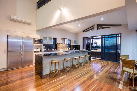 GRAND LUXURY MANSION WITH POOL, 2 BUGGIES AND FABULOUS OCEAN VIEWS - 1 Gold Coast 3