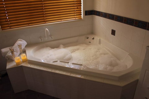 Granite Gardens Cottages & Lake Retreat - 1 Gold Coast 2