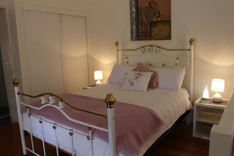 Granite Gardens Cottages & Lake Retreat - 1 Gold Coast 1