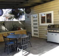 Guesthouse with Pool  BBQ - 10 kms from CBD - Gold Coast 4U