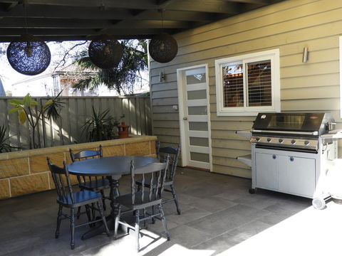 Guesthouse With Pool & BBQ - 10 Kms From CBD - Gold Coast 4U 0