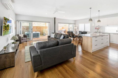 HALE KUPA Rye Beach House Spa Table Tennis - Accommodation Gold Coast 0