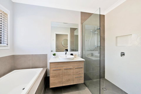 Hamptons @ The Point - Accommodation Gold Coast 3