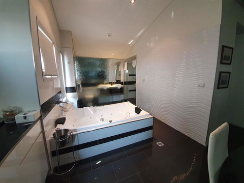 Hangar House Mudgee - Gold Coast 4U 3