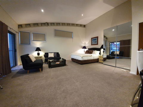 Hangar House Mudgee - Gold Coast 4U 1