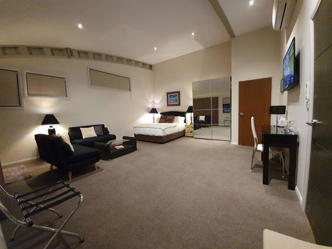 Hangar House Mudgee - Gold Coast 4U 2
