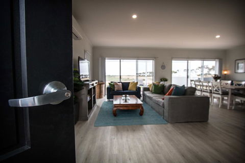 Happy Hours - Accommodation Gold Coast 2