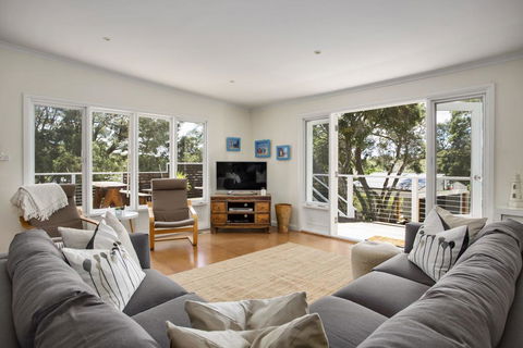 Harleian Beach House: Walk To Both Beaches - Accommodation Gold Coast 1
