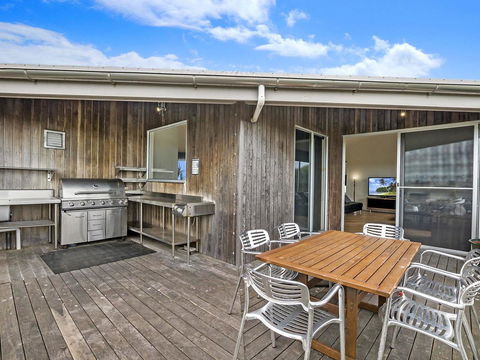 HEARN'S BEACH HOUSE - Gold Coast 4U 1