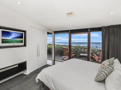 HEARN'S BEACHSIDE VILLA 1 - Gold Coast 4U 3