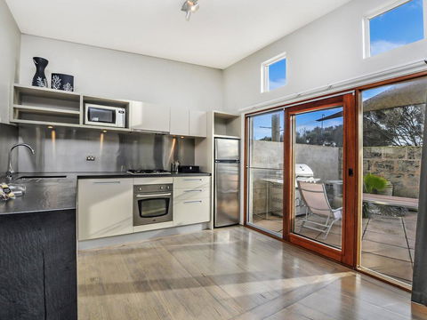 HEARN'S BEACHSIDE VILLA 1 - Gold Coast 4U 2