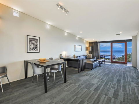 HEARN'S BEACHSIDE VILLA 2 - Gold Coast 4U 2