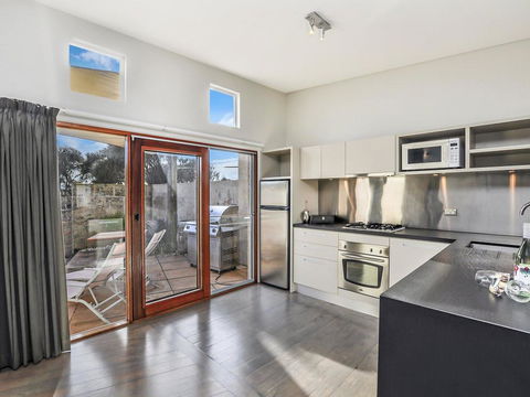 HEARN'S BEACHSIDE VILLA 3 - Accommodation Gold Coast 2