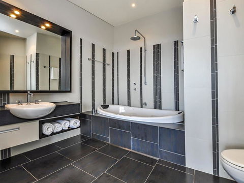 HEARN'S BEACHSIDE VILLA 3 - Accommodation Gold Coast 3