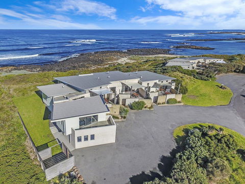 HEARN'S BEACHSIDE VILLA 3 - Accommodation Gold Coast 0