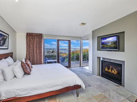 HEARN'S BEACHSIDE VILLA 4 - Gold Coast 4U 3