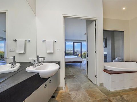 HEARN'S BEACHSIDE VILLA 4 - Gold Coast 4U 1