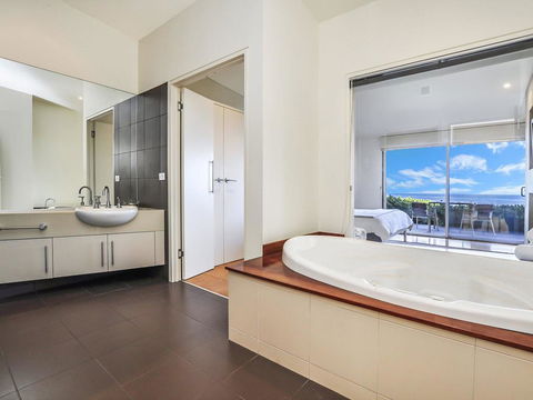 HEARN'S BEACHSIDE VILLA 7 - Gold Coast 4U 1