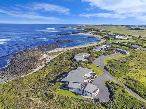 HEARN'S BEACHSIDE VILLA 8 - Gold Coast 4U 2