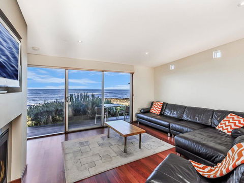 HEARN'S BEACHSIDE VILLA 8 - Gold Coast 4U 3