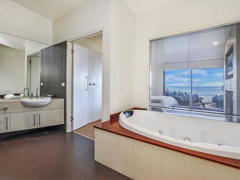 HEARN'S BEACHSIDE VILLA 8 - Gold Coast 4U 1