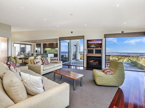 HEARN'S BEACHSIDE VILLA 9 - Accommodation Gold Coast 2