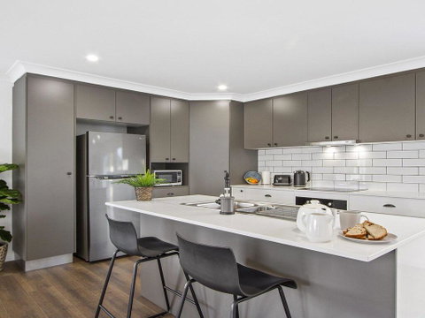 Heartland And Burrows - 450m To Beach - Accommodation Gold Coast 3