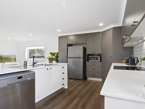 Heartland And Burrows - 450m To Beach - Accommodation Gold Coast 2