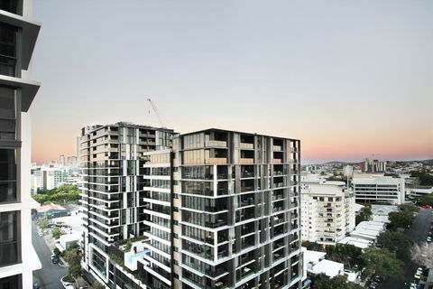 Hearty Milton Apartments - Gold Coast 4U 1