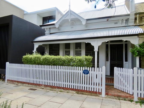 Heritage Luxury 3BR Cottage On Halifax - Accommodation Gold Coast 0