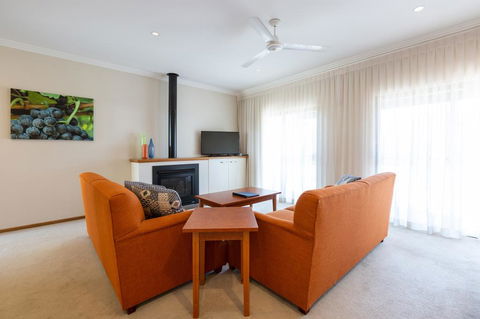 Hermitage Lodge - Accommodation Gold Coast 3