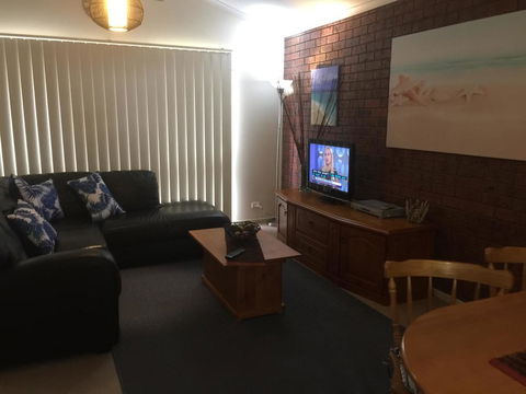 Holiday Home In The Heart Of Anglesea - Gold Coast 4U 3