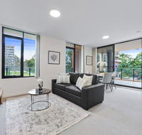 HomeHotel walking distance to Train and Westfield. - Gold Coast 4U
