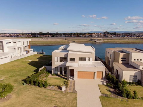 HomePlus - Luxury Living In Sanctuary Cove - Accommodation Gold Coast 1