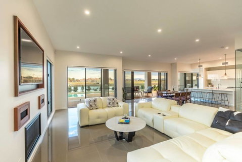 HomePlus - Luxury Living In Sanctuary Cove - Accommodation Gold Coast 2